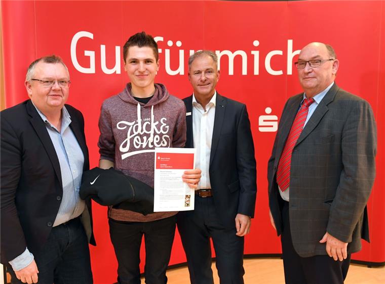 Triathlet Rouven Salewsky aus Bremerhaven erhält Sportstipendium der Wespa Sportdezernent Torsten Neuhoff (links) sowie Wespa-Vorstandsmitglied Alexander zu Putlitz und KSB-Vorsitzender Edmund Stolze (rechts) übergeben das Sportstipendium an Triathlet Rouven Salewsky.