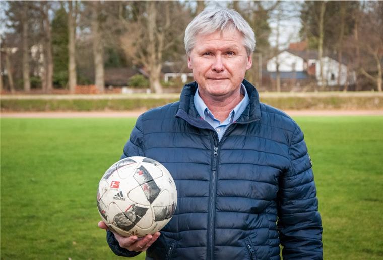 Bremerhavener Sportexperte mit „Berufsverbot“ Sportreporter und langjähriger LTS-Anhänger Volker Schmidt hat schon viele legendäre Kicks auf den Bolzplätzen der Region gesehen und darüber berichtet. Dieser Tage wartet er darauf, endlich wieder arbeiten zu dürfen.