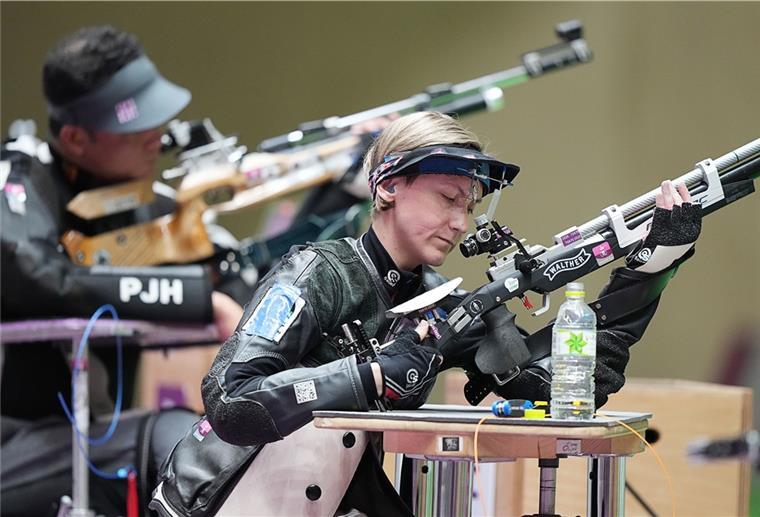 Paralympics: Hiltrop trägt die Fahne bei Abschlussfeier Sportschützim Natascha Hiltrop (vorne) hat bei den Paralympics bereits Gold und Silber geholt. Jetzt darf sie die deutsche Fahne bei der Abschlussfeier tragen.