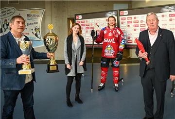 Sportstadtrat Paul Bödecker (rechts) und Jens Ennen (links) vom Magistrat ehren Rike Jürgens und die Fischtown Pinuins - hier Kapitän Mike Moore - als Sportler des Jahres 2019.