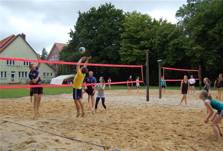 Landkreis: Sport im Freien ist wieder möglich Sportvereine kommen in den Genuss von Lockerungen nach der Zwangspause in der Coronazeit. Aber bis wieder fröhlich Beach-Volleyball gespielt werden kann wie hier auf diesem Archiv-Foto, wird noch etwas Zeit vergehen.