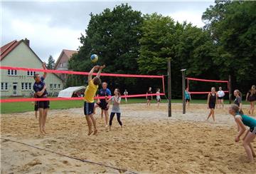 Sportvereine kommen in den Genuss von Lockerungen nach der Zwangspause in der Coronazeit. Aber bis wieder fröhlich Beach-Volleyball gespielt werden kann wie hier auf diesem Archiv-Foto, wird noch etwas Zeit vergehen.
