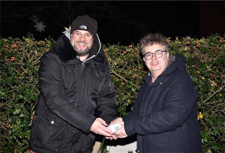 Selsingen macht die Lichter an Spot on: Jan Dirk Bornemann (links) und Ulf-Johannes zum Felde schalten die Weihnachtsbeleuchtung ein.