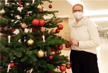 Sprecherin Kirsten Semmler zeigt den Tannenbaum im Eingangsbereich des Klinikums Reinkenheide. Er ist Teil des Ansinnens, so viel weihnachtliche Atmosphäre ins KBR zu bringen wie möglich.