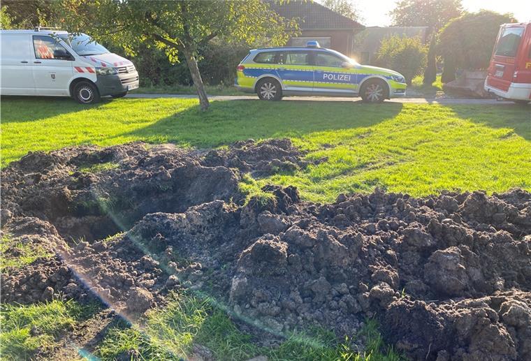 Weltkriegsgranate in Nordenham gesprengt Sprengmeister Michael Crölle musste die Handgranate, die an einer Gasleitung lag, selbst auf den angrenzenden Spielplatz tragen, um sie dort zu sprengen.