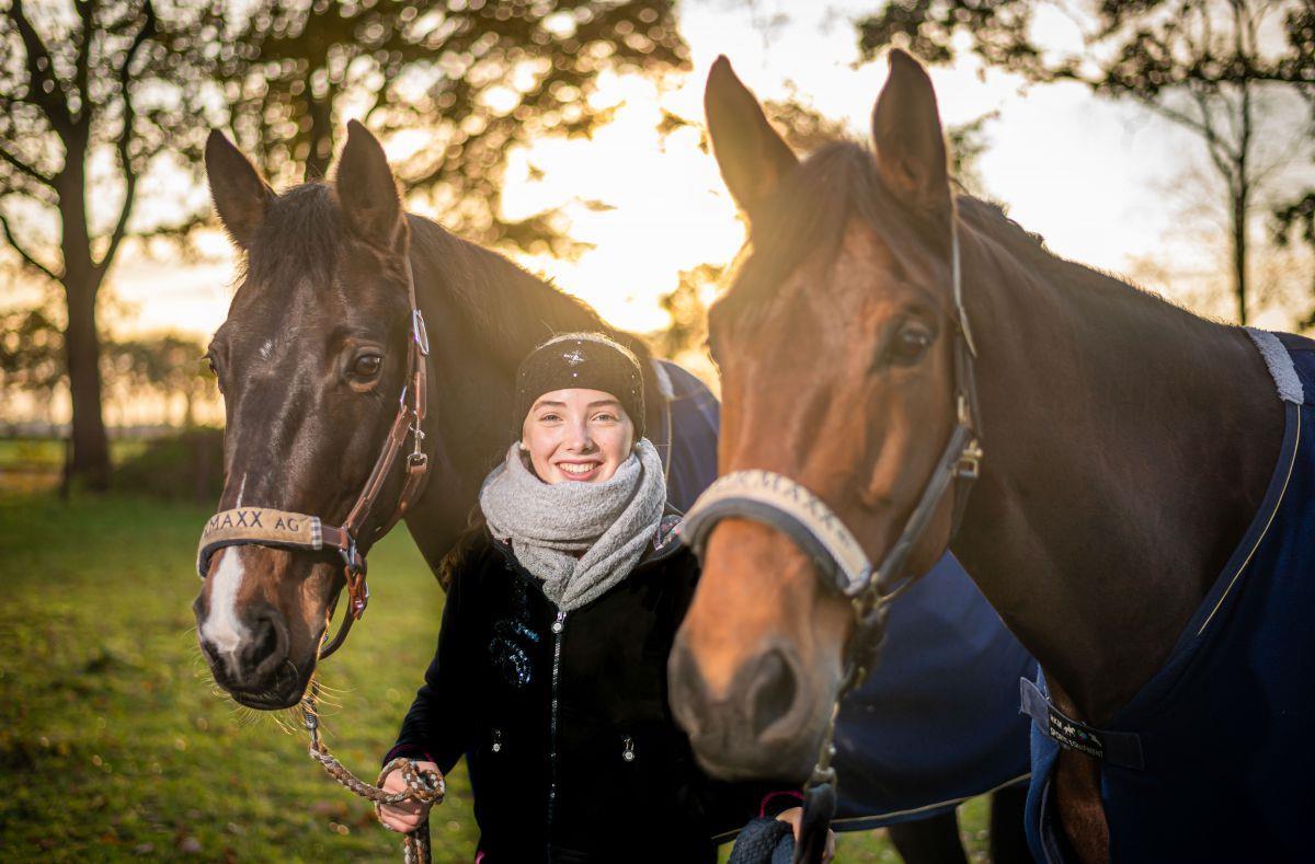 Diese 15-Jährige aus Bad Bederkesa ist ein Springreittalent Springreiterin Lea Wischnewski mit ihren Stuten Chyla K. (links) und Never Forget Mitten in der Natur auf dem familiären Hof der Familie in Neubachenbruch.