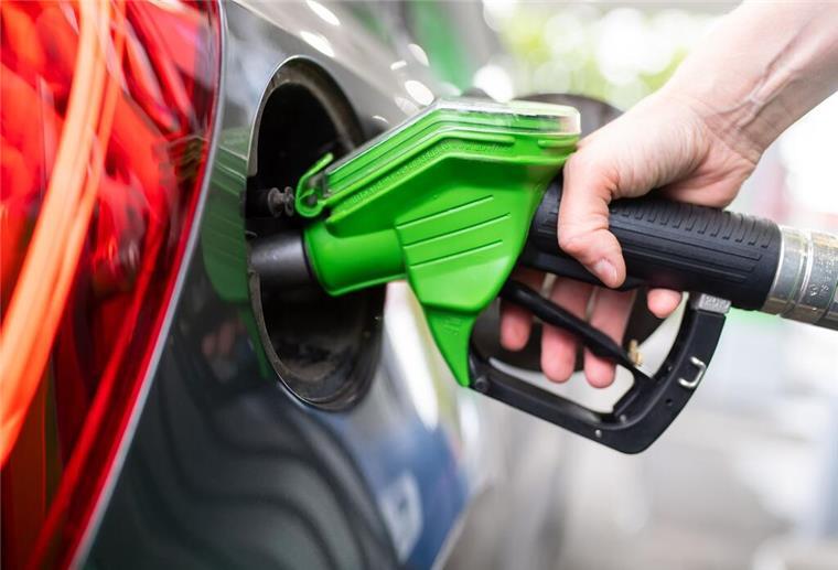 Nach monatelangem Fall der Spritpreise: Warum Tanken jetzt wieder teurer ist Eine Frau hält an einer Tankstelle an einer Zapfsäule eine Zapfpistole in der Hand und betankt ein Auto. Der Spritpreis im Oktober ist nach einigen günstigen Monaten nun wieder gestiegen.