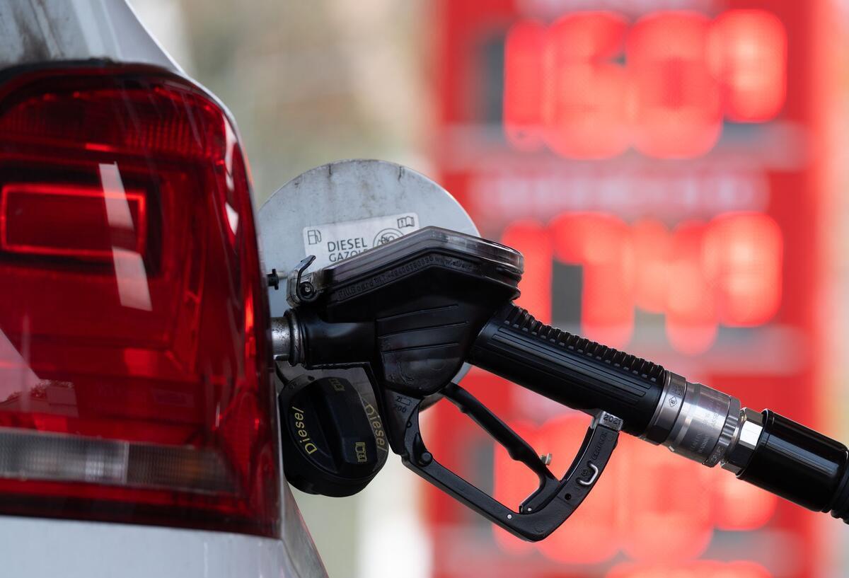 Ein Tankstutzen an einer Tankstelle in der Tanköffnung eines Fahrzeugs.