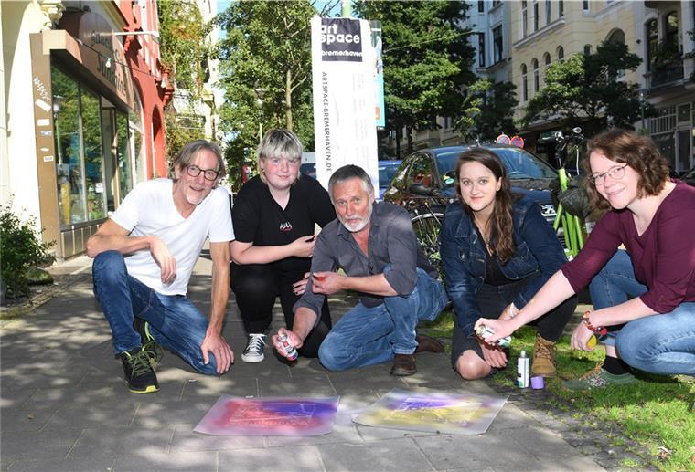 Alte Bürger: Artspace verwandelt Straße in Kunstmeile Sprüht für die Artspace (von links): Das Organisationsteam Robert Worden (Förderverein „Die Alte Bürger“), Swantje Schäfer (Assistenz), Quartiersmeister Jens Rillke, Marie Garms und Annika Jaeger (Kulturamt). Auf dem Bild fehlt Grafikerin Anika Huhle.
