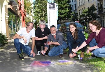 Sprüht für die Artspace (von links): Das Organisationsteam Robert Worden (Förderverein „Die Alte Bürger“), Swantje Schäfer (Assistenz), Quartiersmeister Jens Rillke, Marie Garms und Annika Jaeger (Kulturamt). Auf dem Bild fehlt Grafikerin Anika Huhle.