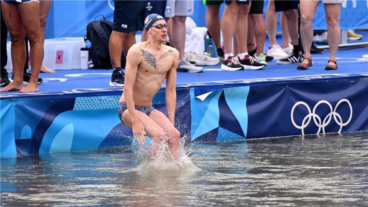 Wellbrocks Lächeln nach Seine-Test: „Grundsolide geschmeckt“ Sprung in den Fluss: Florian Wellbrock trainiert in der Seine.