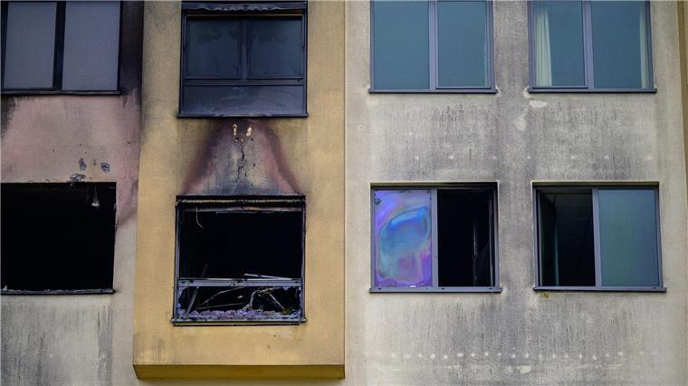 Klinikum Uelzen plant Andacht nach Feuer mit fünf Toten Spuren vom Feuer, das am späten Donnerstagabend ausgebrochen war, sind am Krankenhaus zu sehen.