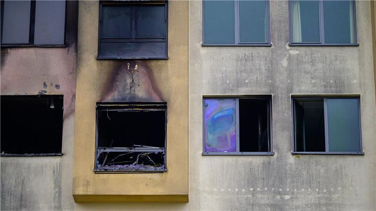 Brandermittlungen im Klinikum Uelzen Spuren vom Feuer, das am späten Donnerstagabend ausgebrochen war, sind am Krankenhaus in Uelzen zu sehen.