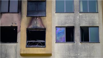Spuren vom Feuer, das am späten Donnerstagabend ausgebrochen war, sind am Krankenhaus in Uelzen zu sehen.