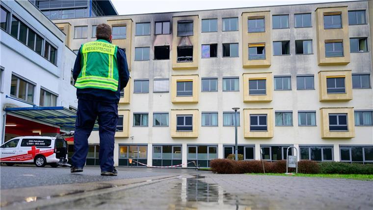 Patient gilt als Brandverursacher im Klinikum Uelzen Spuren vom Feuer sind am Krankenhaus zu sehen.