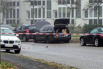Spurensicherung am Morgen: Der durch die Explosion beschädigte VW Passat auf dem Parkplatz in der Wilseder-Berg-Straße in Bremen.