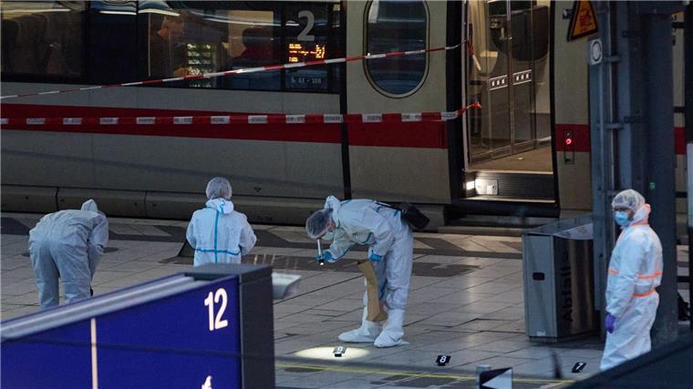 39-Jährige schon vor Messerattacke von Hamburg auffällig Spurensicherung im Einsatz nahe des Tatorts. Drei Tage nach der Bluttat am Hamburger Hauptbahnhof werden Einzelheiten zu der mutmaßlichen Täterin bekannt.