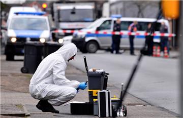 Spurensicherung im Umfeld des Tatorts. Ein 46-jähriger Mann wurde am 9. Januar in Visselhövede auf offener Straße erschossen.