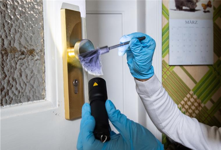 Drei Leichen zum Dienstbeginn Spurensicherung in der Wohnung eines Opfers.