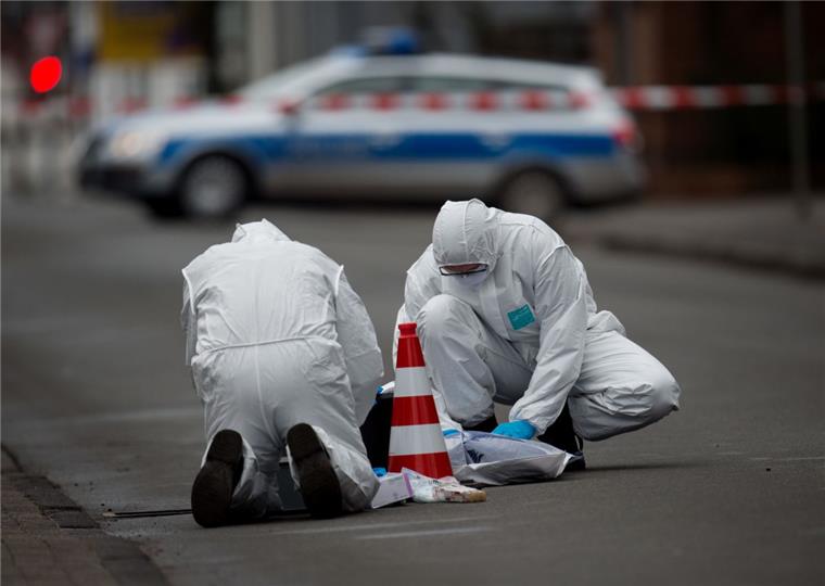 Blutrache-Prozess: Staatsanwalt fordert Lebenslang für Angeklagten Spurensicherung nach dem Mord in Visselhövede. Mehr als ein Jahr nach der Tat fordert die Staatsanwaltschaft nun eine lebenslange Haftstrafe für den Angeklagten.