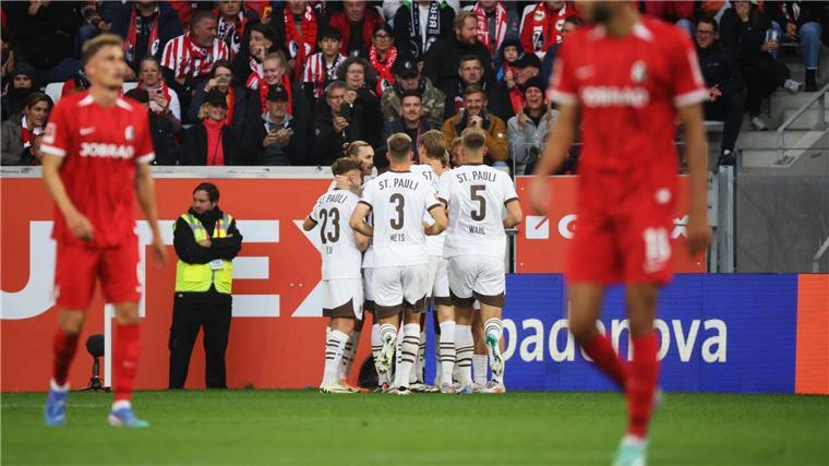 Grifo verschießt Elfmeter: St. Pauli gewinnt in Freiburg St. Pauli jubelt in Freiburg.