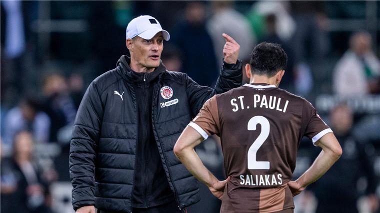FC St. Pauli verliert bei Zweitligist Braunschweig St. Paulis Manolis Saliakas (r) im Gespräch mit Trainer Alexander Blessin. Im Testspiel bei Eintracht Braunschweig erzielt der Abwehrspieler ein Eigentor.