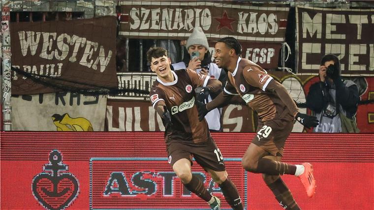 Doppeltorschütze lässt St. Pauli gegen Union jubeln St. Paulis Morgan Guilavogui (r) feiert sein Tor zum 1:0 mit Noah Weißhaupt.