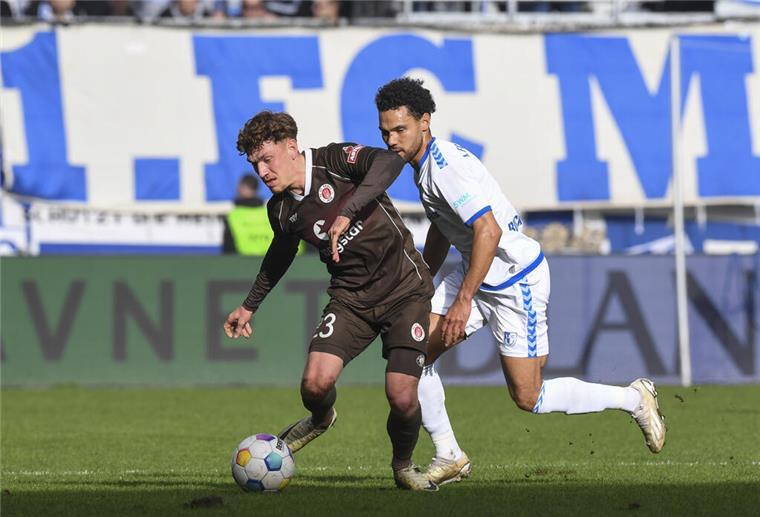 Nun hat es den FC St. Pauli doch erwischt St. Paulis Philipp Treu (links) setzt sich gegen Herbert Bockhorn durch.