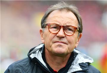 St. Paulis Technischer Direktor Ewald Lienen fordert ein Umdenken im Profifußball.