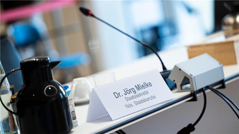 CDU lässt Staatskanzlei-Chef im Gehaltsstreit vereidigen Staatssekretär Mielke soll ein drittes Mal im Untersuchungsausschuss aussagen – diesmal unter Eid. (Archivbild)