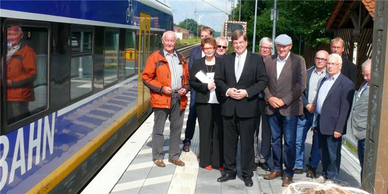 Staatssekretärin Daniela Behrens und Staatssekretär Enak Ferlemann waren zur Vorstellung des neuen barrierefreien Bahnhofes nach Lunestedt gekommen. Klaus Hoffmeister (NLVG, sechster von links) und kommunale Verwaltung und Politiker versammelten sich mit am Bahnhof.