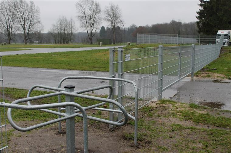 Zeven: Veranstaltungsgelände ist nun eingezäunt Stabil abgesichert präsentiert sich das Veranstaltungsgelände in Zeven. Für Fußgänger wurde am Parkplatz Hinter der Ahe ein Drehkreuz eingerichtet, das jederzeit passiert werden kann.