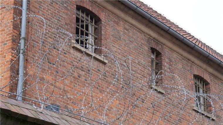 Bis zu 25 Menschen demonstrieren für Ex-RAF-Terroristin Stacheldraht ist vor der Justizvollzugsanstalt Vechta zu sehen, in der die frühere RAF-Terroristin Daniela Klette aktuell in Untersuchungshaft sitzt.