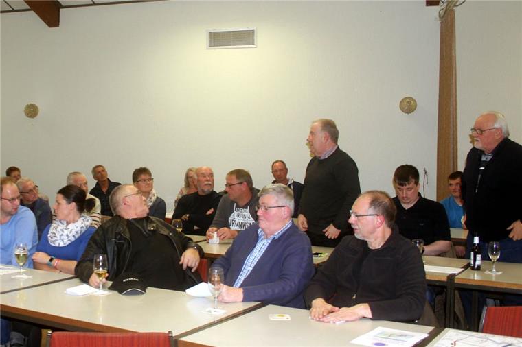 Pläne für neues Gewerbegebiet stoßen in Kleinensiel auf Ablehnung Stadlands Bürgermeister Klaus Rübesamen (stehend) stellte bei der Infoveranstaltung in Kleinensiel die Vorzüge eines Gewerbegebietes an der geplanten Küstenautobahn vor. Die versammelten Anwohner aus Kleinensiel, Havendorfersand und Esenshamm waren meist dagegen.