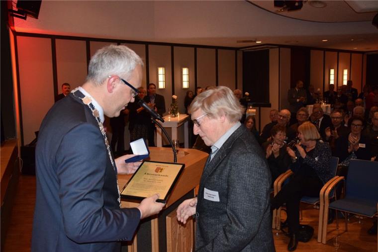 Bürgerpreis der Stadt Zeven geht an Hans-Hermann Neblung Stadt-Bürgermeister Norbert Wolf übergab Urkunde und Medaille für den Bürgerpreis 2018 an Hans-Hermann Neblung.