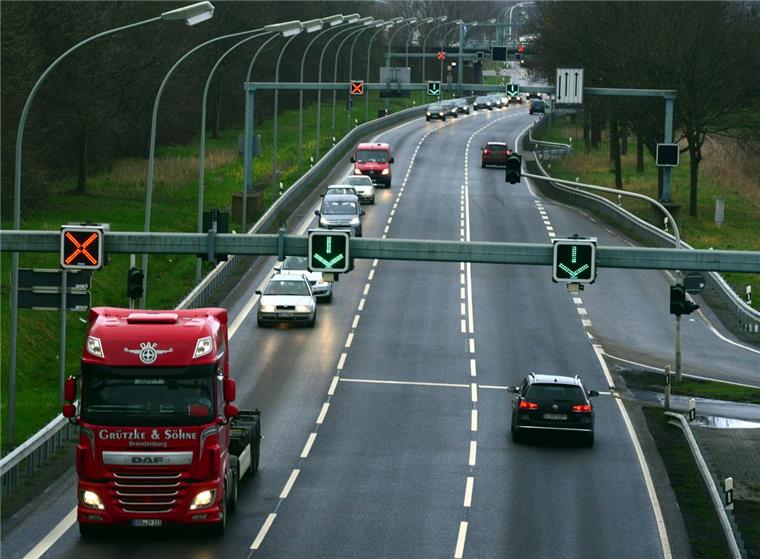 Stadtauswärts auf nur einer Spur ein langer Strom von Fahrzeugen, stadteinwärts auf zwei Spuren nur vereinzelte Autos: Eigentlich sollen die Spuren im Feierabendverkehr genau andersherum geschaltet werden. Aber das ist schon längere Zeit nicht mehr möglich.  Foto  Scheer