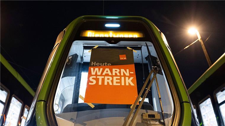 Busse und Bahnen stehen wegen Warnstreik still Stadtbahnen der hannoverschen Verkehrsbetriebe Üstra stehen auf dem Betriebshof Glocksee - auf einem Schild ist der Schriftzug „Heute Warnstreik“ zu lesen.