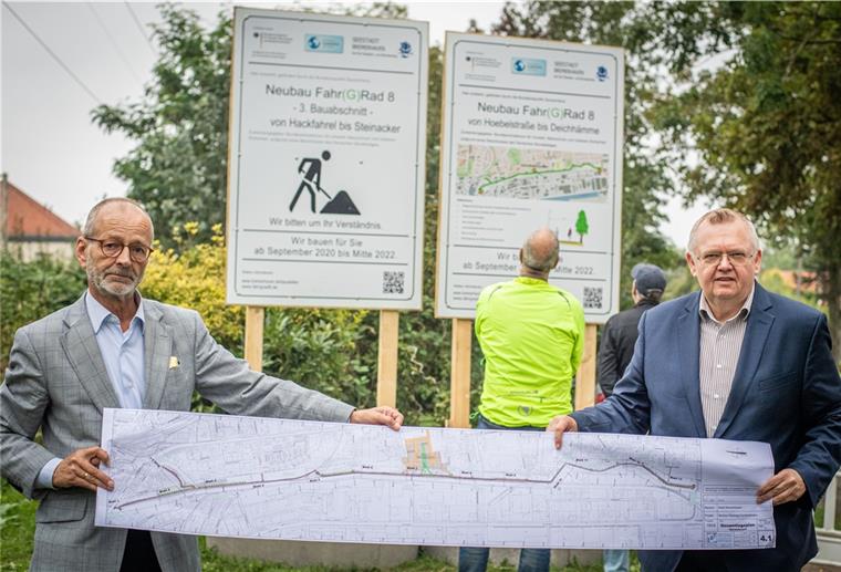 Bremerhaven bekommt eine Fahrradstraße Stadtbaurat Bernd Schomaker (links) und Stadtplanungsamt-Dezernent Torsten Neuhoff geben den Startschuss für Bremerhavens erste Fahrradstraße. Foto: Hartmann