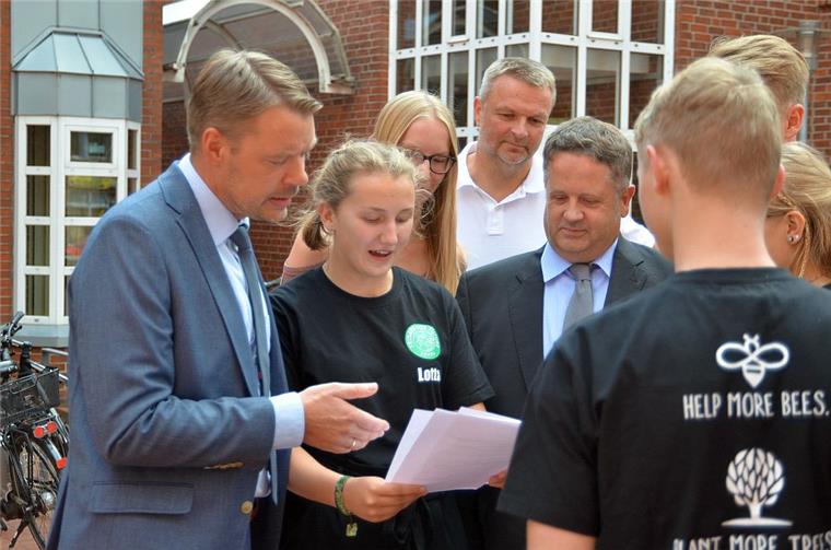 "Fridays for Future": Schüler in Zeven bringen Anträge auf den Weg Stadtdirektor und Samtgemeindebürgermeister Henning Fricke lässt sich von Lotta Corleis im Schnelldurchgang den Inhalt der insgesamt 13 Anträge erläutern, die die Zevener „Fridays for Future“-Gruppe eingereicht hat.