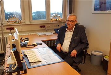 Friedrich-Wilhelm Gruhl sitzt in seinem Büro am Schreibtisch