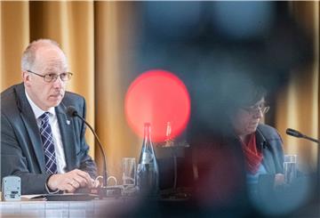Stadtverordnetenvorsteher Torsten von Haaren teilte mit, dass die für den 7. Mai geplante Stadtverordnetenversammlung verschoben wird. 