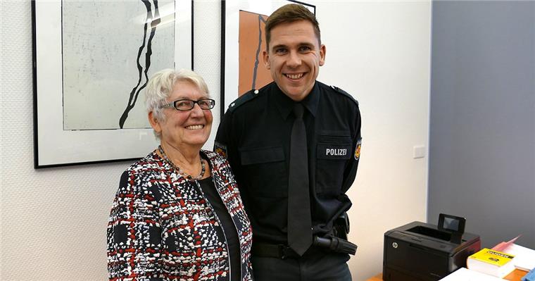 Bremerhaven: Polizist rettet Kind (5) aus den USA das Leben Stadtverordnetenvorsteherin Brigitte Lückert, Patin der DKMS, mit Lebensretter Christopher Biermann.
