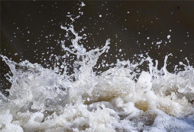Starke Regenfälle lassen Flusspegel in Niedersachsen ansteigen Wassermaßen fließen über das Leinewehr an der Leineinsel