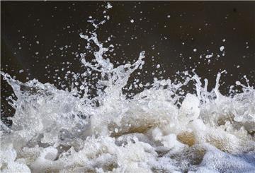 Wassermaßen fließen über das Leinewehr an der Leineinsel