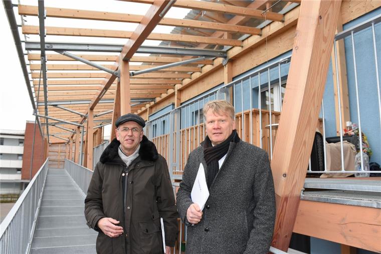 "Spiralenhaus" der Stäwog schafft barrierefreien Wohnraum Stäwog-Architekt Hans-Joachim Ewert (links) und Geschäftsführer Sieghard Lückehe auf einer Rampe des „Spiralenhauses“ an der Ringstraße in Wulsdorf.