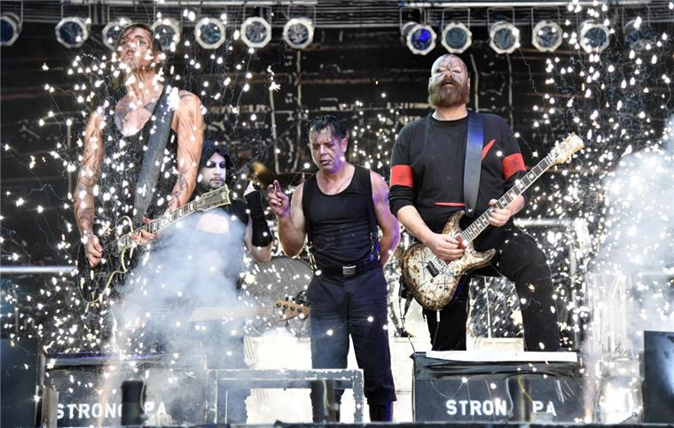 Die Band Stahlzeit "brennt" in Bremerhaven Stahlzeit legen sich in Bremerhaven mächtig ins Zeug.