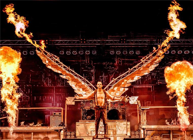 Stahlzeit-Sänger Heli Reißenweber mit den für Rammstein typischen Engelsflügeln, die während des Songs „Engel“ in Flammen stehen.  