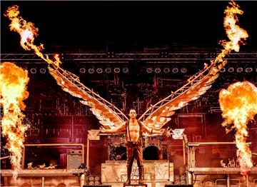 Stahlzeit-Sänger Heli Reißenweber mit den für Rammstein typischen Engelsflügeln, die während des Songs „Engel“ in Flammen stehen.  