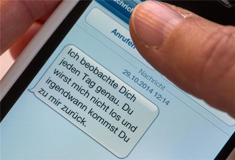 Verletzte Ehre oder Liebeskummer - Stalker schaffen es nicht, von ihrem Opfer los zu kommen und bombardieren sie mit Nachrichten und Anrufen. Bis hin zu körperlichen Angriffen.