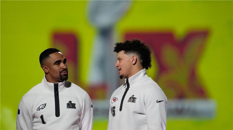 Chiefs, Trump und Taylor Swift: Super Bowl in New Orleans Standen sich bereits vor zwei Jahren in einem Super Bowl gegenüber: Jaylen Hurts (l) und Patrick Mahomes.